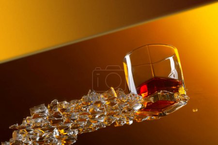 Téléchargez les photos : Whisky avec glace sur une table en verre dans le bar. Vue du bas . - en image libre de droit