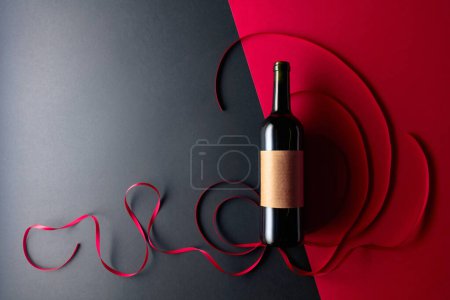 Foto de Bottle of red wine with old empty label. Top view. - Imagen libre de derechos