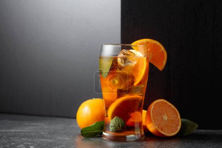 Foto de Cóctel de verano con hielo, menta y naranja. Copiar espacio. - Imagen libre de derechos