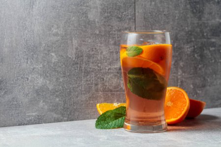Téléchargez les photos : Cocktail d'été avec glace, menthe et orange. Espace de copie. - en image libre de droit
