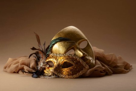 Foto de Máscaras de carnaval veneciano dorado. Máscaras vintage sobre fondo beige. Copiar espacio. - Imagen libre de derechos