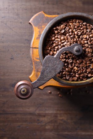 Foto de Molinillo de café viejo y granos de café tostados, vista superior, espacio libre para su texto - Imagen libre de derechos