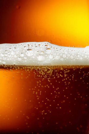 Foto de Un vaso de cerveza sabrosa con espuma, primer plano. Verter cerveza con espuma de burbuja en vidrio para el fondo y el diseño. - Imagen libre de derechos