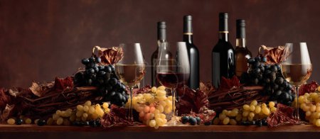 Téléchargez les photos : Vin blanc et rouge avec grappes de raisins sur table vintage en bois. Espace de copie. - en image libre de droit
