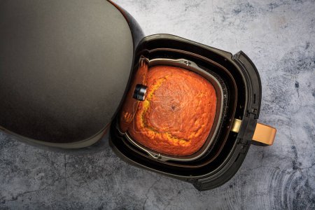 Téléchargez les photos : Cuisson et cuisson dans airfryer gâteau aux pommes citrouille maison - en image libre de droit