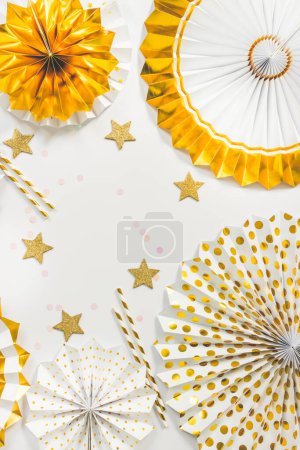 Foto de Fondo del partido con los ventiladores de papel, decoración del partido, celebración del partido en tono blanco y dorado - Imagen libre de derechos