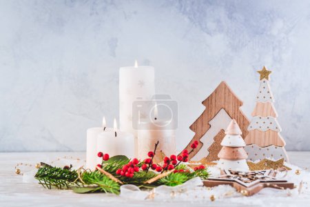 Foto de Decoración de Navidad con velas y árboles de Navidad de madera - Imagen libre de derechos