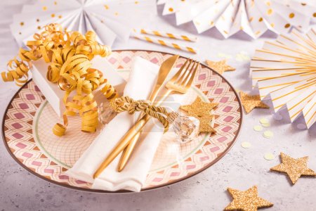 Téléchargez les photos : Cadre festif pour Noël et le Nouvel An avec des ventilateurs en papier doré - en image libre de droit