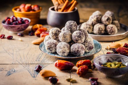 Foto de Bolas veganas energéticas - postre crudo (bolas de felicidad), dulces sin azúcar con ingredientes, frutos secos y frutas - Imagen libre de derechos