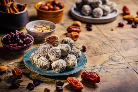 Foto de Bolas veganas energéticas - postre crudo (bolas de felicidad), dulces sin azúcar con ingredientes, frutos secos y frutas - Imagen libre de derechos