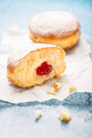Téléchargez les photos : Donuts allemands - berliner rempli de confiture de fraises avec sucre glace - en image libre de droit