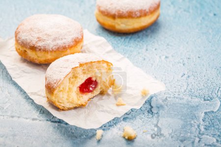 Foto de Donuts alemanes berliner lleno de mermelada de fresa con azúcar glaseado - Imagen libre de derechos