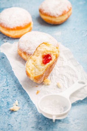 Foto de Donuts alemanes berliner lleno de mermelada de fresa con azúcar glaseado - Imagen libre de derechos