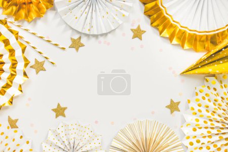 Téléchargez les photos : Fond de fête avec éventails en papier, décoration de fête, fête en blanc et doré - en image libre de droit