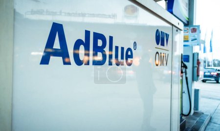 Téléchargez les photos : Prag, République tchèque - 28 décembre 2022 : Le réservoir AdBlue à la station-service OMV. AdBlue est un liquide de nettoyage des gaz d'échappement diesel pour camions et autobus. - en image libre de droit