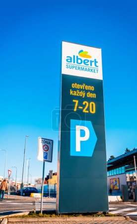 Téléchargez les photos : Trebic, République tchèque - 28 décembre 2022 : Panneau commercial de ALBERT Store contre un ciel bleu avec le texte "Ouvert tous les jours". ALBERT est la plus grande chaîne de supermarchés en République tchèque - en image libre de droit