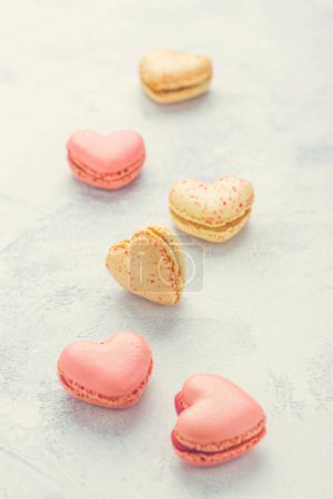 Téléchargez les photos : Sweet macaroons macarons in heart shape - en image libre de droit