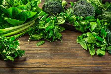 Téléchargez les photos : Green organic vegetables and dark leafy food background as a healthy eating concept of fresh garden produce - en image libre de droit