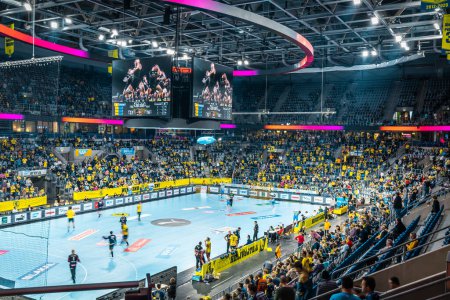 Foto de Mannheim, Alemania - 19 de febrero de 2023: Partido de balonmano con los espectadores en SAP Arena, uno de los más de alta tecnología en Europa - Imagen libre de derechos