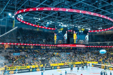 Foto de Mannheim, Alemania - 19 de febrero de 2023: Partido de balonmano con los espectadores en SAP Arena, uno de los más de alta tecnología en Europa - Imagen libre de derechos