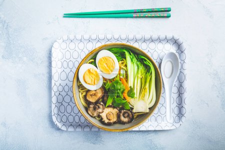 Foto de Ramen soup  with shiitake mushrooms, vegetables, noodles and  egg - Imagen libre de derechos
