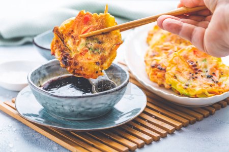 Téléchargez les photos : Crêpes coréennes aux légumes avec sauce trempante, pizza coréenne - style alimentaire asiatique - en image libre de droit