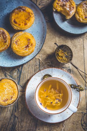 Téléchargez les photos : Pastel de nata avec tasse de tisane, Portugal oeuf sucré et pâtisserie au pudding - en image libre de droit