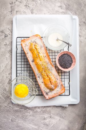 Téléchargez les photos : Lemon poppy cake with sugar sweet icing, emon pound cake loaf - en image libre de droit