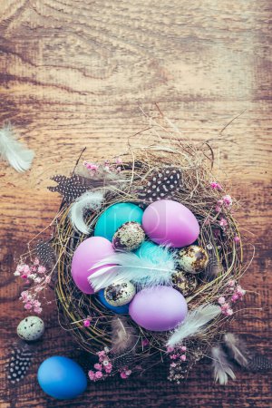 Foto de Feliz Pascua - nido con huevos de Pascua sobre fondo de madera con espacio para copiar - Imagen libre de derechos