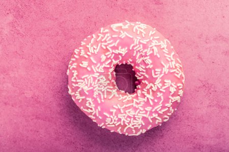 Foto de Donut con glaseado sobre fondo rosa pastel. Rosquillas dulces. - Imagen libre de derechos