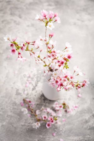 Foto de Sensación de primavera - rama de flor de cerezo en la mesa de la cocina - Imagen libre de derechos