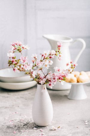 Foto de Sensación de primavera - rama de flor de cerezo con macarrones dulces para el Día de las Madres - Imagen libre de derechos