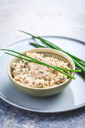 Téléchargez les photos : Pâte de poisson frais maison, thon et saumon tartinés de ciboulette dans un bol - en image libre de droit