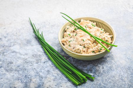 Téléchargez les photos : Pâte de poisson frais maison, thon et saumon tartinés de ciboulette dans un bol - en image libre de droit