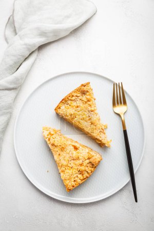 Téléchargez les photos : Deux morceaux de tarte aux pommes maison avec des noix sur une assiette. - en image libre de droit