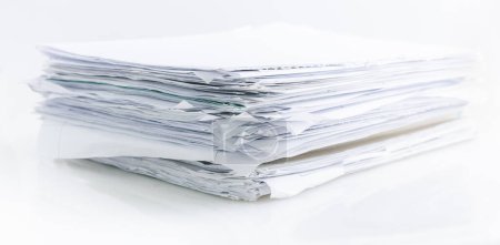 Großer Stapel Altpapier isoliert auf weißem Papier, bereit für das Recycling.