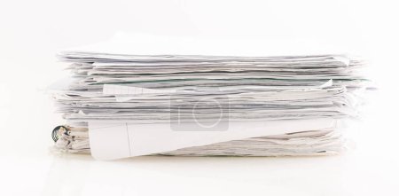 Téléchargez les photos : Grand tas de vieux papiers isolés sur blanc, prêts à être recyclés. - en image libre de droit