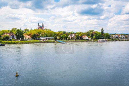 Speyer, Renania-Palatinado, Alemania: Paisaje urbano con puerto y río Rin con catedral de fondo