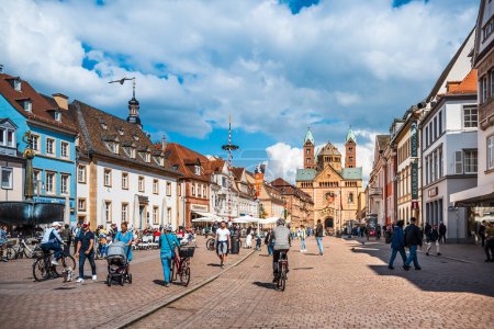 Téléchargez les photos : Speyer, Rhénanie-Palatinat, Allemagne : Paysage urbain, rue historique avec cafés et boutiques et cathédrale célèbre en arrière-plan - en image libre de droit