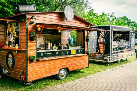 Foto de Hockenheim, Alemania: Festival de comida callejera con camiones de comida, personas que ordenan comida internacional de lujo, mercado de comida callejero, - Imagen libre de derechos