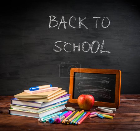 Téléchargez les photos : Concept de retour à l'école - École stationnaire avec tableau noir - en image libre de droit