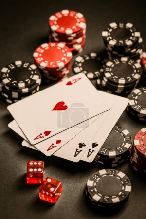 Foto de Tarjetas de póquer y fichas en fondo negro, mesa de casino de juego - Imagen libre de derechos