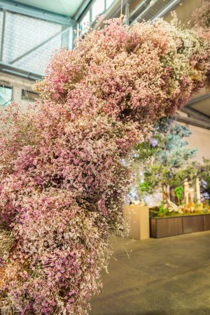 Téléchargez les photos : Belle décoration florale dans un hall - en image libre de droit