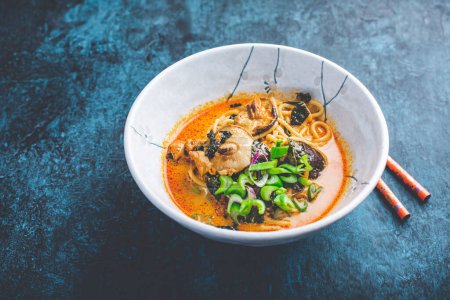Téléchargez les photos : Soupe thaïlandaise au curry rouge avec poulet, champignons shiitake, lait de coco et oignons verts - en image libre de droit