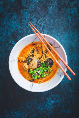 Téléchargez les photos : Soupe thaïlandaise au curry rouge avec poulet, champignons shiitake, lait de coco et oignons verts - en image libre de droit