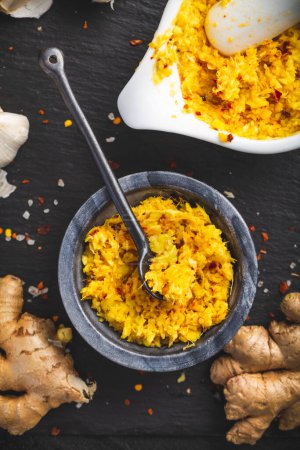 Téléchargez les photos : Pâte d'ail et gingembre frais maison ou purée d'Adrak Lahsun avec ingrédients - en image libre de droit