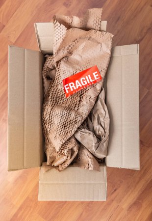 Foto de Servicio de entrega y correo, personas y concepto de envío - marca frágil en la caja de paquetes - Imagen libre de derechos