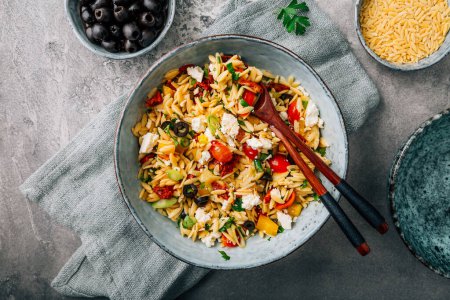 Téléchargez les photos : Salade de pâtes orzo maison avec feta, olives, tomates - en image libre de droit