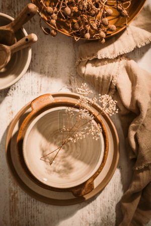 Foto de Conjunto de vajilla de cerámica. Platos de cerámica artesanal vacía, cuencos y tazas de mesa de cocina - Imagen libre de derechos