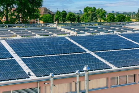 Foto de Paneles solares instalados en un techo de un gran edificio industrial o un almacén. - Imagen libre de derechos